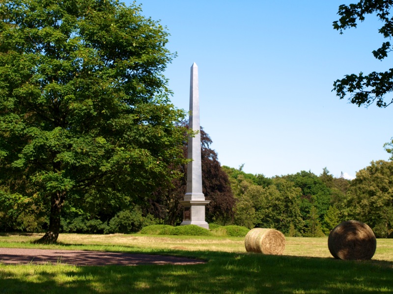 Bild: Degenershausen - Der Obelisk im Landschaftspark.