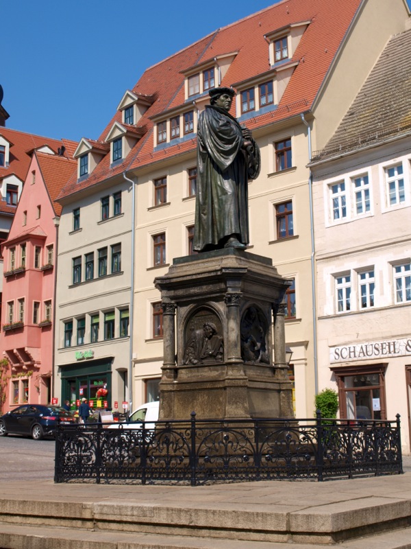 Bild: Eisleben - Das Luther Denkmal auf dem Markt.