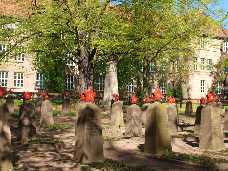 Bild: Eisleben - Der sowjetische Soldatenfriedhof am Carl-Eitz-Weg.