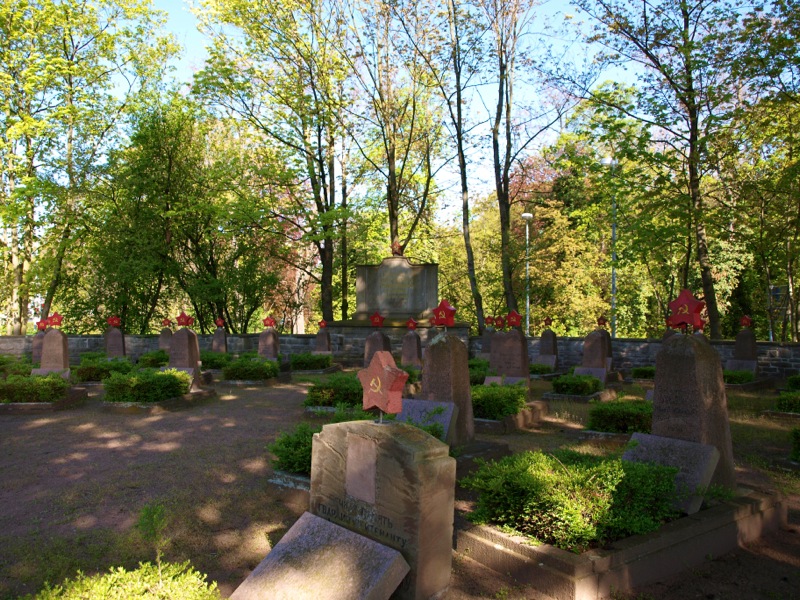 Bild: Eisleben - Der sowjetische Soldatenfriedhof an der Friedensstraße.