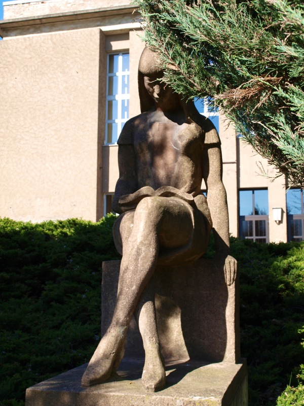 Bild: Eisleben - Das Denkmal LERNENDE an der ehemaligen ZWEIJAHRESSCHULE.