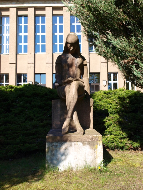 Bild: Eisleben - Das Denkmal LERNENDE an der ehemaligen ZWEIJAHRESSCHULE.