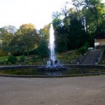 Das Denkmal SPEIENDE UNGEHEUER LINDWURM im Schlosspark zu Ballenstedt im Harz.