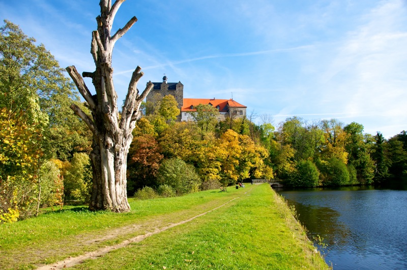 Blick aus dem Schlosspark auf das Schloss zu Ballenstedt im Harz.