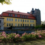 Blick aus dem Schlosspark auf das Schloss zu Ballenstedt im Harz.
