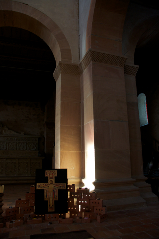 Bild: Kleiner Altar auf der Nordwestseite des Kirchenschiffes der Stiftskirche auf dem Petersberg bei Halle an der Saale.