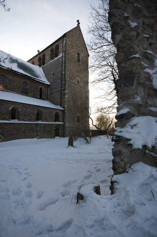 Bild: Die Nordwestseite der Stiftskirche mit Teilen der Alten Kapelle.