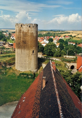Bild: Der Bergfried Dicker Heinrich der Burg zu Querfurt.