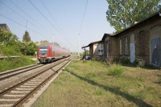 Bild: Der Bahnhof von Helfta. Schienenseite. Blick Richtung Westen bzw. Eisleben. Aufnahme vom April 2011.