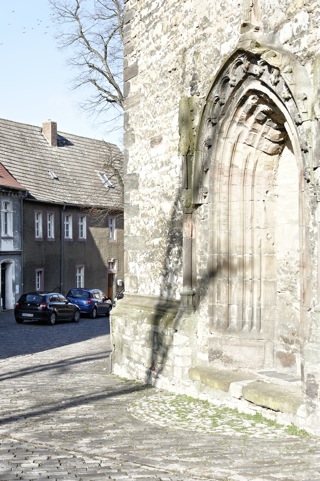 Bild: Die gotische Kirche beherrscht den Kirchplan der alten Stadt Querfurt. Hier wurde im Haus Nr. 7 am 30. Mai 1718 der Wissenschaftler, Theologe und Erfinder Jacob Christian Schäffer geboren.