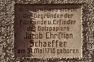 Bild: Inschrift am Geburtshaus von Jacob Christian Schäffer am Kirchplan Nr. 7 in Querfurt.