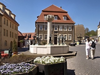 Bild: Das Katharinenstift mit dem Knappenbrunnenen in Eisleben. Hier war zwischen 1817 und 1844 die Bergschule untergebracht.