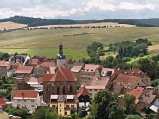 Bild: Blick vom Schloss Mansfeld auf Stadt und Stadtkirche. Aufnahme aus dem Jahr 2009 von Birk Karsten Ecke.