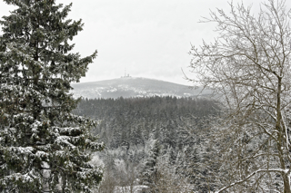 Bild: Blick vom Torfhaus bei Braunlage auf den Brockengipfel. Aufnahme vom April 2012.