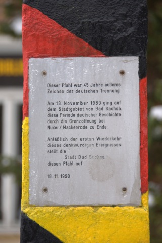 Bild: Grenzpfahl zum Gedenken an die unselige Teilung Deutschlands in Bad Sachsa. Aufnahme © 2010 by Birk Karsten Ecke.