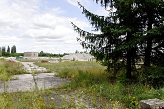 Bild: Das ehemalige Kasernengelände der NVA an der Waldstraße / Nordstraße in Halle an der Saale. Blick von der Waldstraße in Richtung Süden. Bild: © 2012 by Bert Ecke.