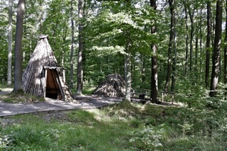 Bild: Nachbau einer Köhlerhütte - der sogenannten Kote - und eines Holzkohlemeilers an der Kohlenstraße bei Wippra.