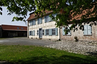 Bild: Das Amtshaus mit dem Westwerk des ehemaligen Klostergutes Wendhusen in Thale.