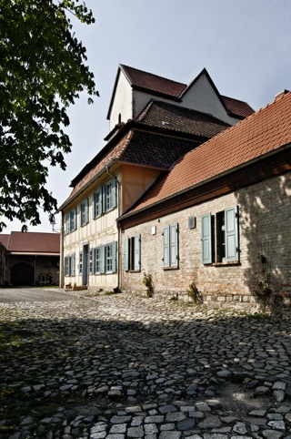 Bild: Das Amtshaus mit dem Westwerk des ehemaligen Klostergutes Wendhusen in Thale.