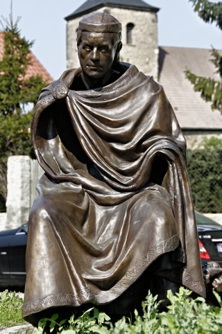 Bild: Bronzedenkmal des Grafen Hessi vor dem Kloster Wendhusen in Thale.