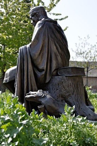Bild: Bronzedenkmal des Grafen Hessi vor dem Kloster Wendhusen in Thale.