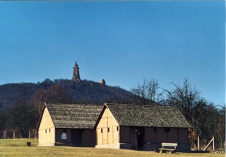 Bild: Die Königspfalz zu Tilleda. Im Hintergrund das Kyffhäuser-Denkmal.