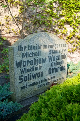 Bild: Gräber zu Ehren der Opfer des Faschismus auf dem Friedhof von Wansleben am See.