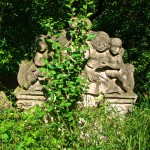 Bild: Rumpin - alte Grabsteine auf dem historischen Friedhof von Rumpin.