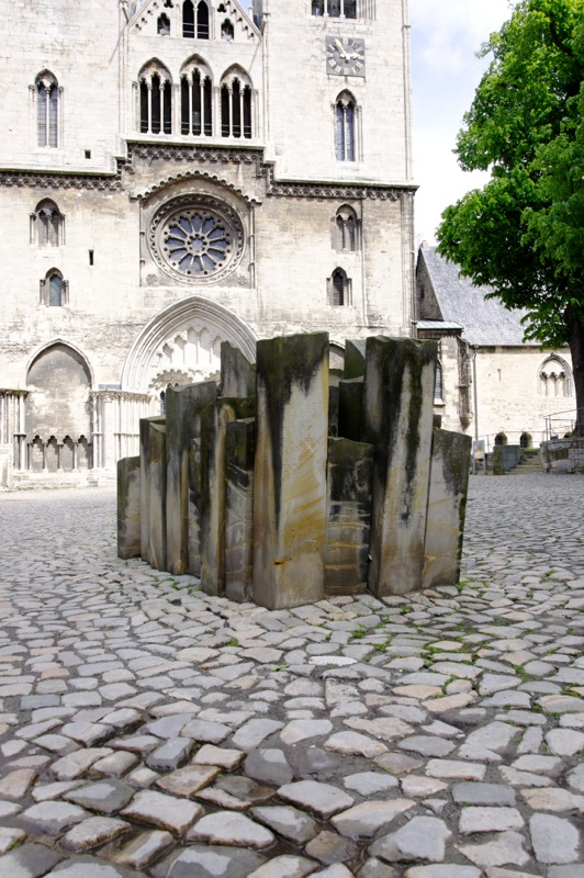 Bild: Das Denkmal STEINE DER ERINNERUNG auf dem Domplatz von Halberstadt.