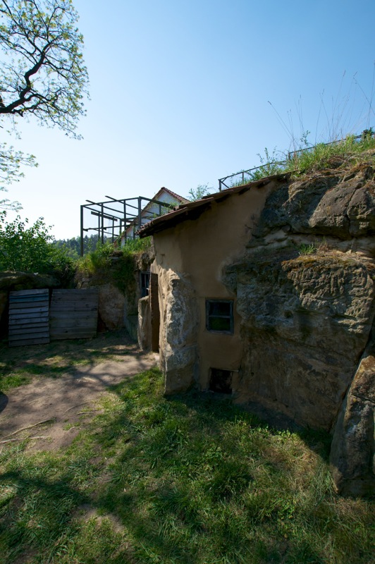 Bild: Die Höhlenwohnungen am Schäferberg in Langenstein.