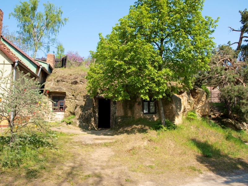 Bild: Die Höhlenwohnungen am Schäferberg in Langenstein.