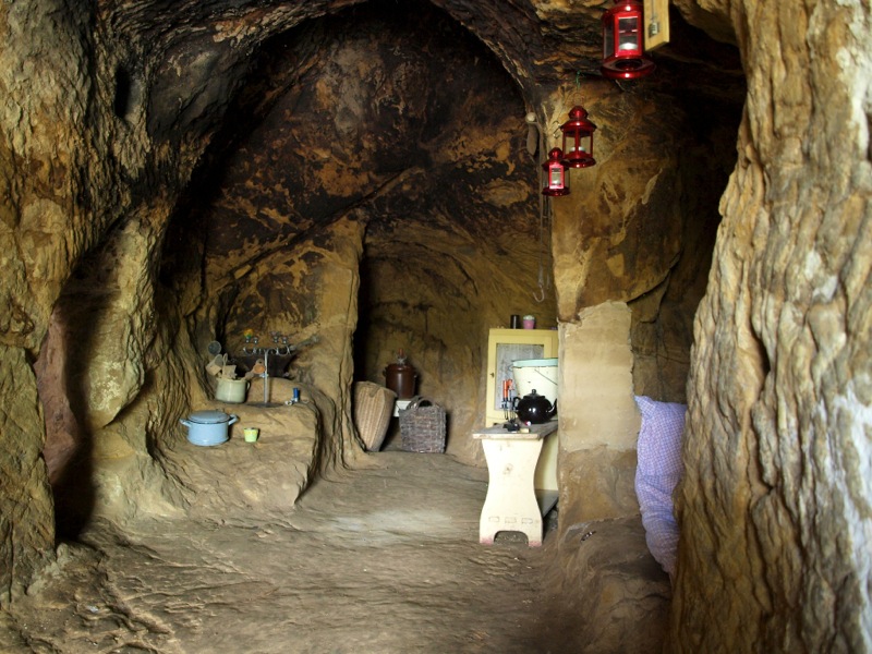 Bild: Im Inneren einer Höhlenwohnung in Langenstein.