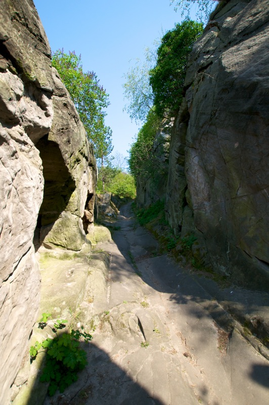 Bild: Aufgang zur Höhlenwohnung an der Dorfstraße in Langenstein.