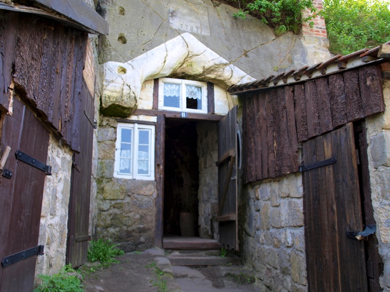 Bild: Höhlenwohnung an der Dorfstraße von Langenstein.