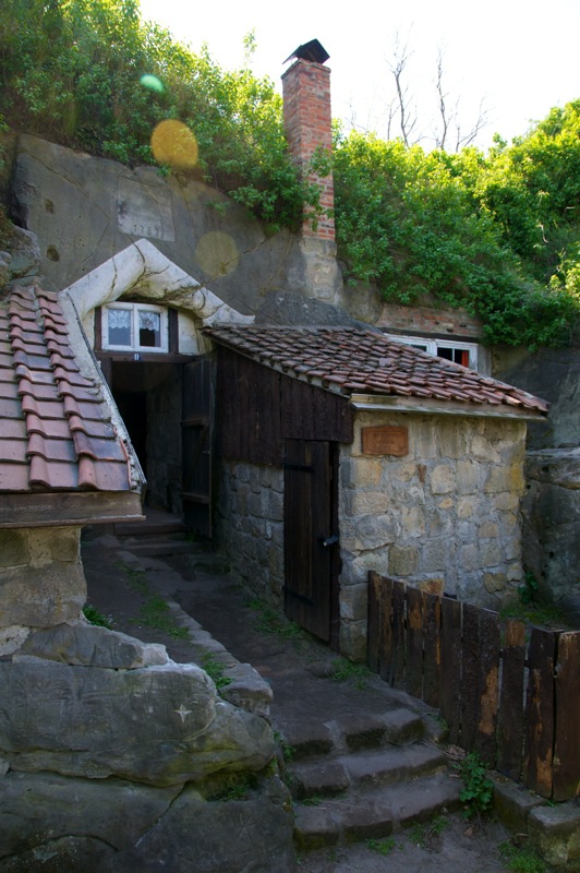Bild: Höhlenwohnung an der Dorfstraße von Langenstein.