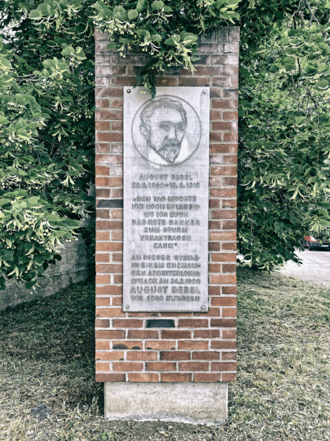 Bild: Das Denkmal zu Ehren von August Bebel wurde 1987 von Heinrich Rademacher entworfen. Klicken Sie auf das Bild um es zu vergrößern.
