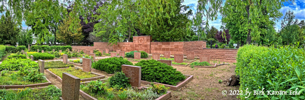 Bild: Das Sowjetische Ehrenmal auf dem Städtischen Friedhof in Aschersleben. Klicken Sie auf das Bild um es zu vergrößern.