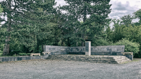 Bild: Gedenkstätte für die Märzgefallenen und die Opfer des Faschismus auf dem Städtischen Friedhof Aschersleben. Das Denkmal wurde 1974 durch den Künstler Heinrich Rademacher gestaltet. Klicken Sie auf das Bild um es zu vergrößern.