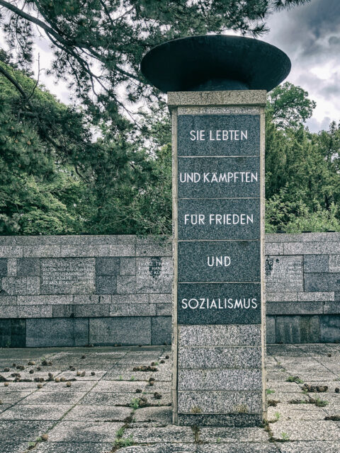 Bild: Gedenkstätte für die Märzgefallenen und die Opfer des Faschismus auf dem Städtischen Friedhof Aschersleben. Detailansicht der Stele. Das Denkmal wurde 1974 durch den Künstler Heinrich Rademacher gestaltet. Klicken Sie auf das Bild um es zu vergrößern.